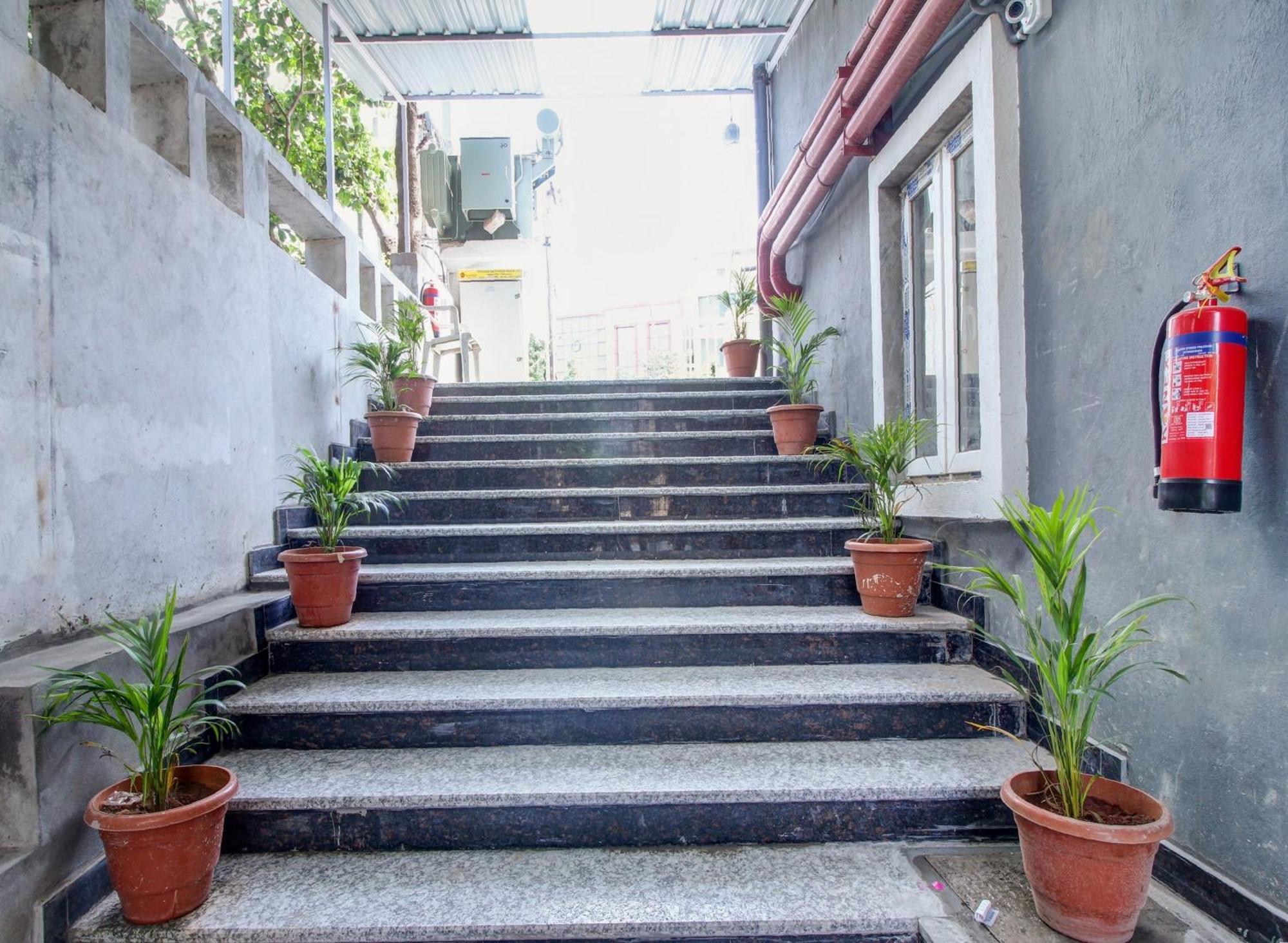 Hotel Super Townhouse Rcc Majestic 397 Lb Nagar Hyderabad Exterior foto